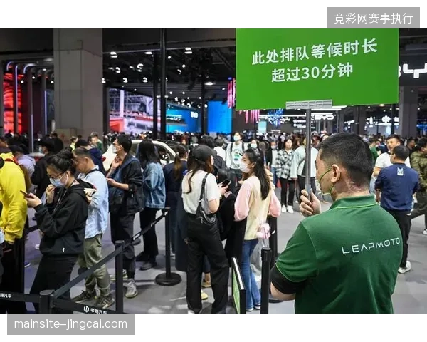世界杯场馆周边重建设轻客流疏导，部分赞助空间闲置反映出运营逻辑失灵
